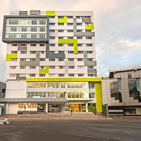Whiz Prime Hotel Hasanuddin Макасар Екстериор снимка