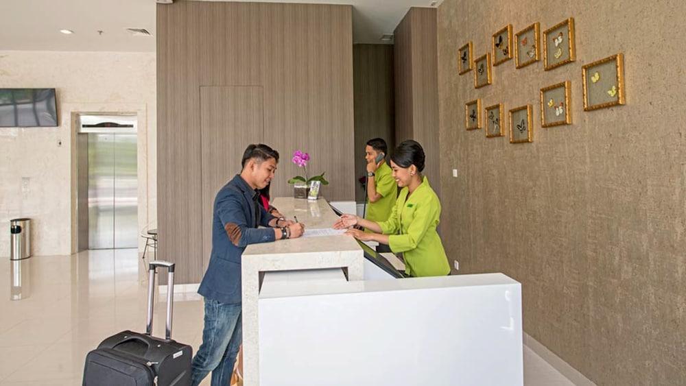 Whiz Prime Hotel Hasanuddin Макасар Екстериор снимка