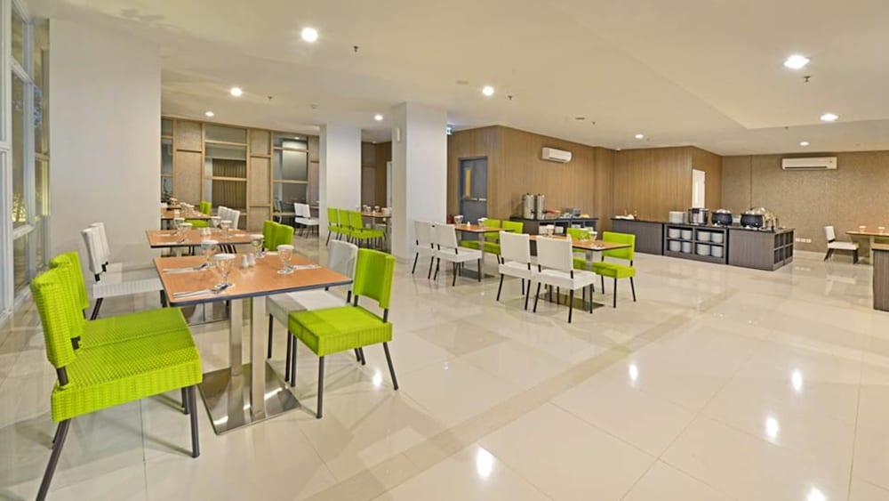Whiz Prime Hotel Hasanuddin Макасар Екстериор снимка