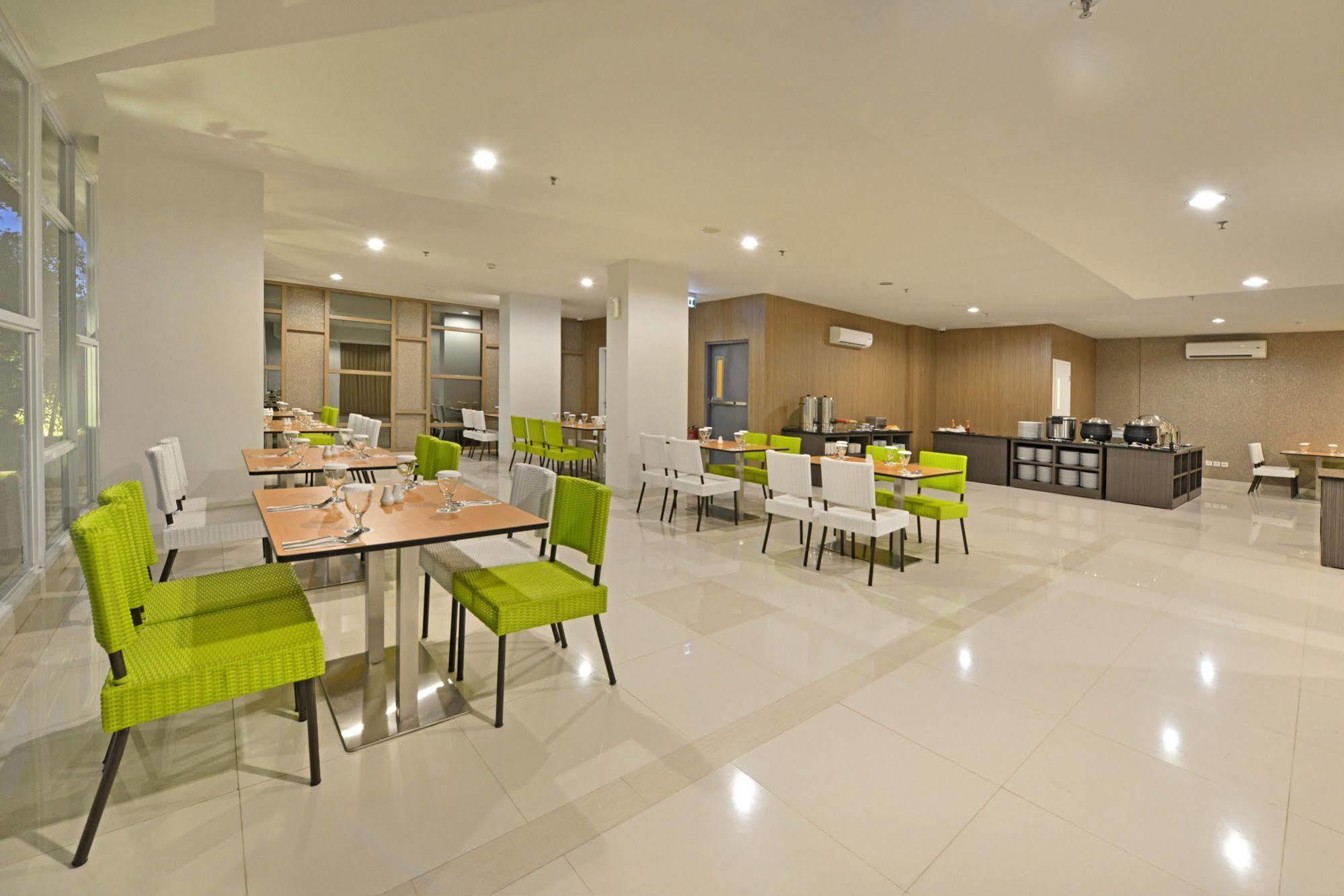 Whiz Prime Hotel Hasanuddin Макасар Екстериор снимка