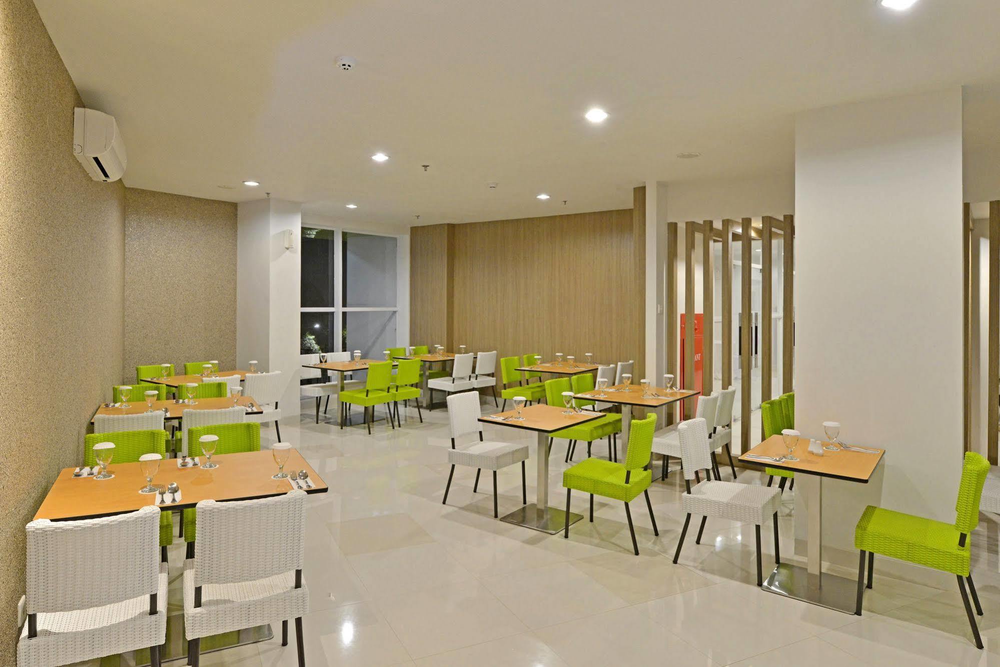 Whiz Prime Hotel Hasanuddin Макасар Екстериор снимка
