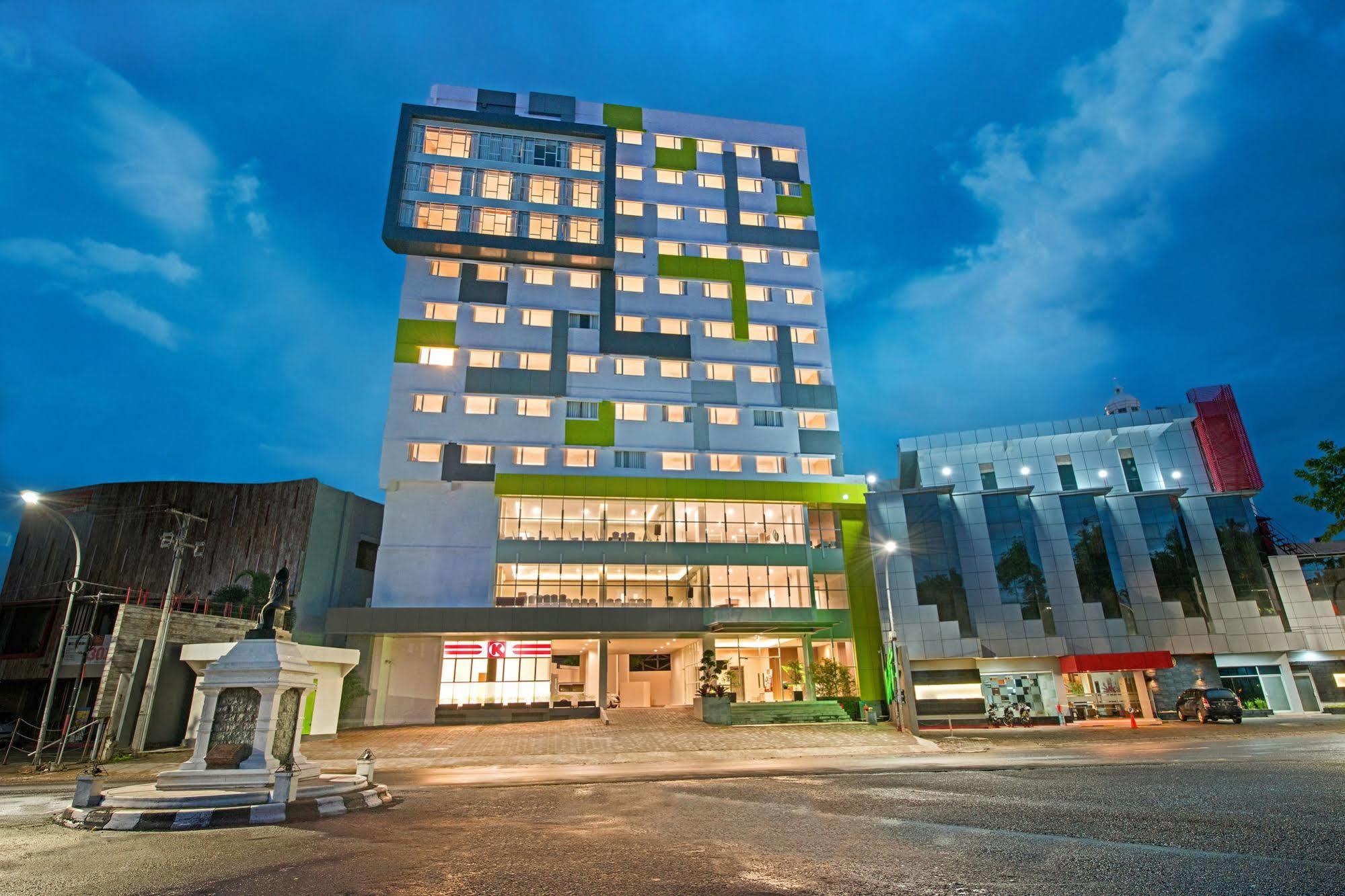Whiz Prime Hotel Hasanuddin Макасар Екстериор снимка